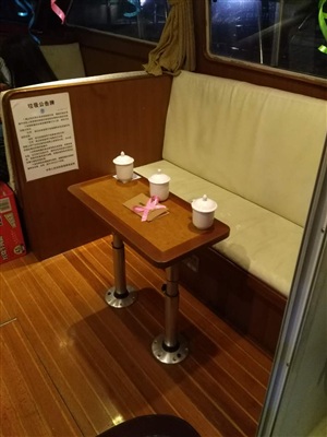 金雞湖夜游，等待客人登船